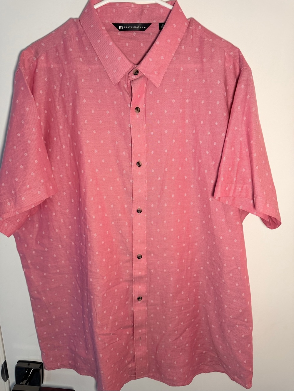 TravisMathew Men’s XL Pink Button Up Shirt Short Sleeve Golf Casual Dot Print